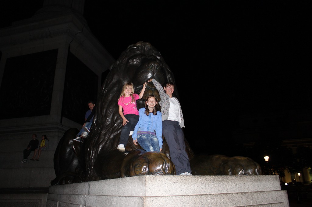 IMG_2489.JPG - Naomi, Evelyn & Leonore on Trafalgar Square Lion  http://en.wikipedia.org/wiki/Trafalgar_Square 