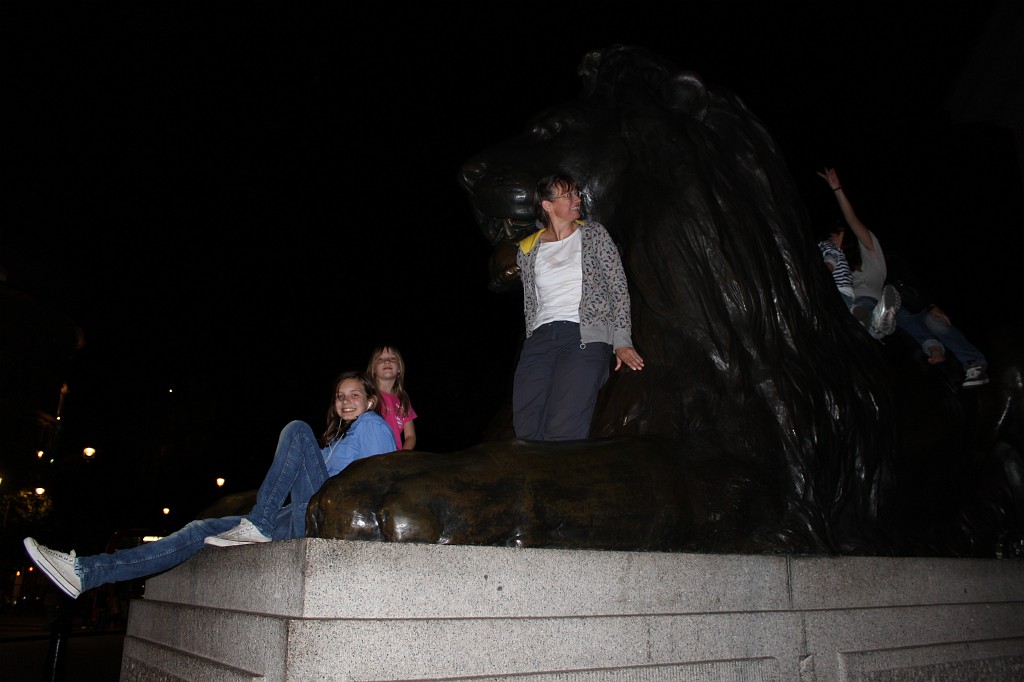 IMG_2490.JPG - Evelyn, Naomi, & Leonore on Trafalgar Square Lion  http://en.wikipedia.org/wiki/Trafalgar_Square 