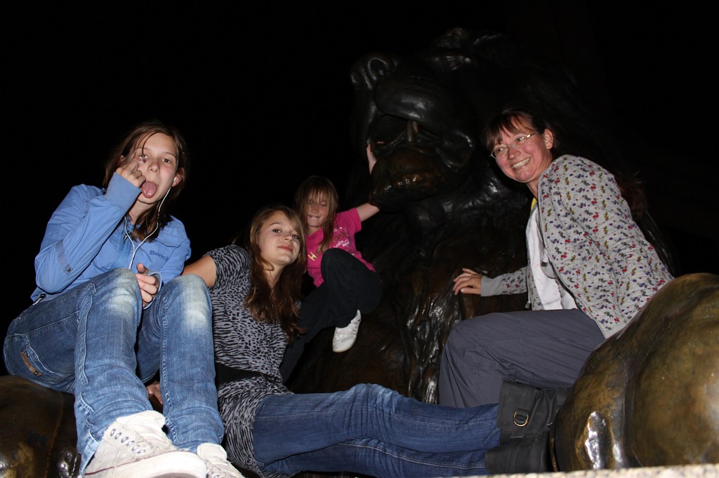 IMG_2493.JPG - Evelyn, Sarina, Naomi & Leonore on Trafalgar Square Lion  http://en.wikipedia.org/wiki/Trafalgar_Square 
