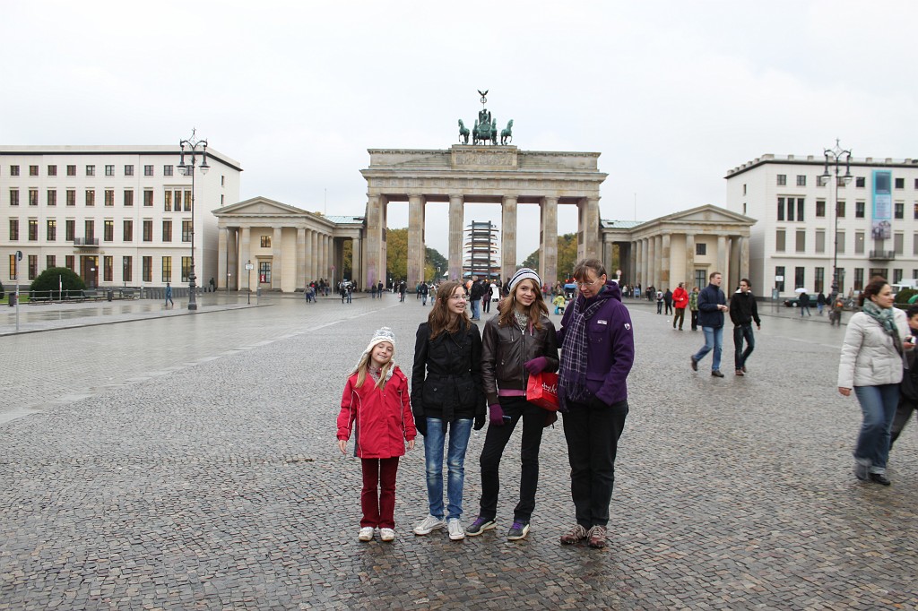 IMG_2894.JPG - Familie vor dem Brandenburger Tor  http://de.wikipedia.org/wiki/Brandenburger_Tor 
