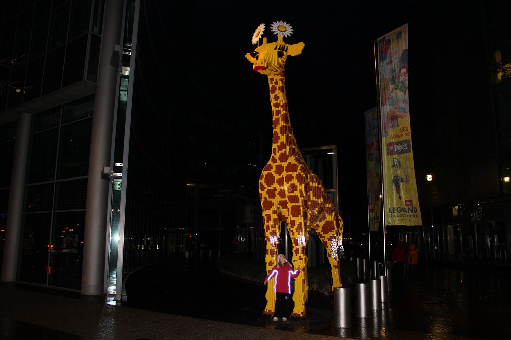 IMG_3127.JPG - Naomi vor der Lego Giraffe am Potsdamer Platz  http://de.wikipedia.org/wiki/Potsdamer_Platz 