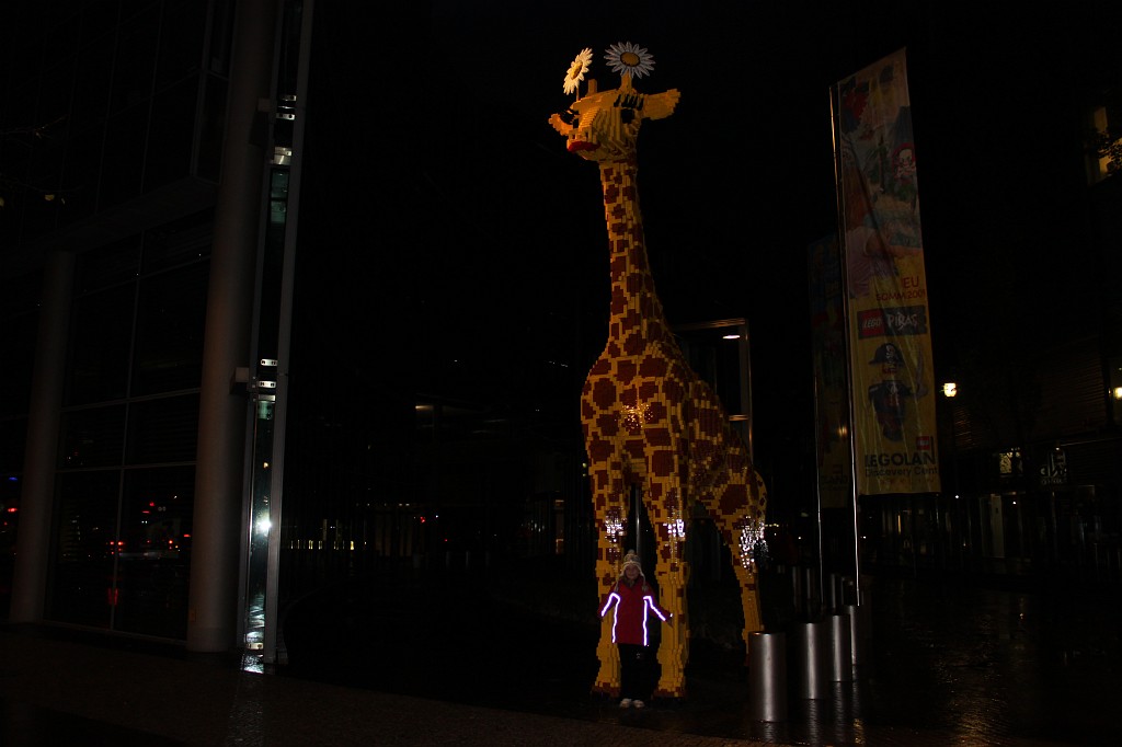 IMG_3129.JPG - Naomi vor der Lego Giraffe am Potsdamer Platz  http://de.wikipedia.org/wiki/Potsdamer_Platz 
