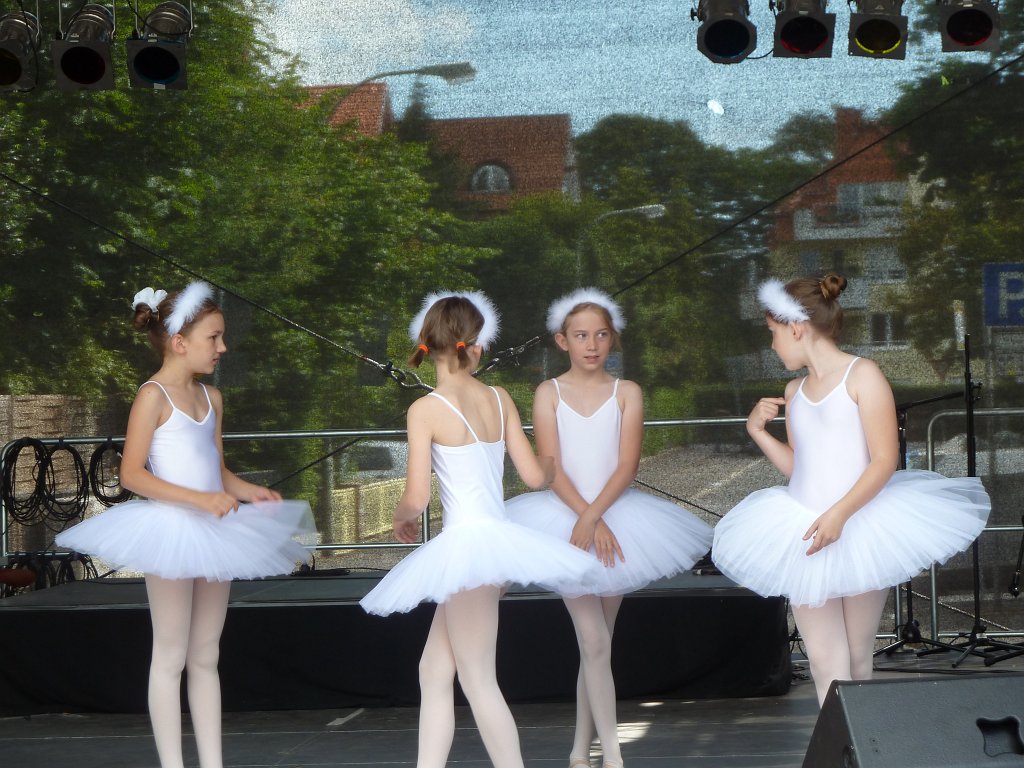 P1030220.JPG - Balletschule Lisson  http://ballettschule-lisson.de/  auf dem Hessentag  http://de.wikipedia.org/wiki/Hessentag  2011 Oberursel  http://de.wikipedia.org/wiki/Oberursel_(Taunus) 