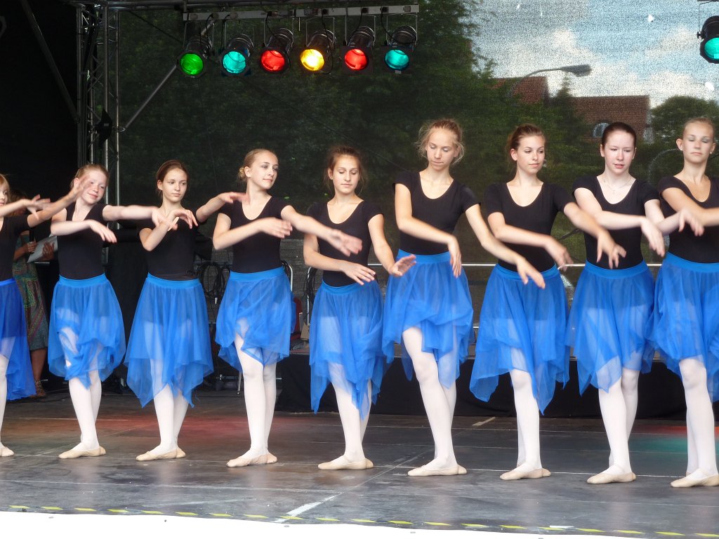 P1030239.JPG - Balletschule Lisson  http://ballettschule-lisson.de/  auf dem Hessentag  http://de.wikipedia.org/wiki/Hessentag  2011 Oberursel  http://de.wikipedia.org/wiki/Oberursel_(Taunus) 