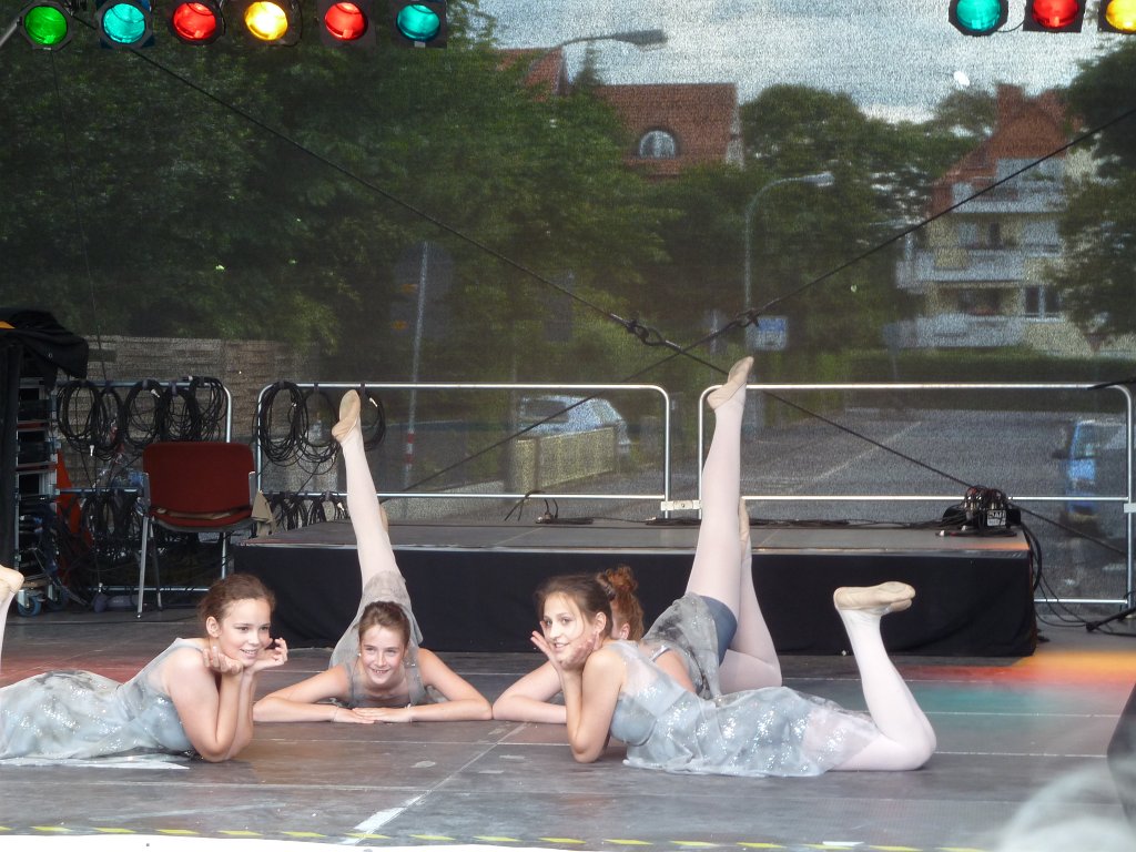 P1030249.JPG - Balletschule Lisson  http://ballettschule-lisson.de/  auf dem Hessentag  http://de.wikipedia.org/wiki/Hessentag  2011 Oberursel  http://de.wikipedia.org/wiki/Oberursel_(Taunus) 