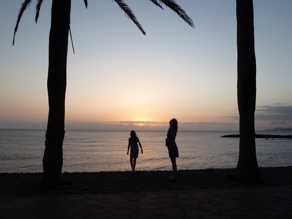 P1030890.JPG - Playa de las Américas  http://en.wikipedia.org/wiki/Playa_de_las_Am%C3%A9ricas  enjoying sunset