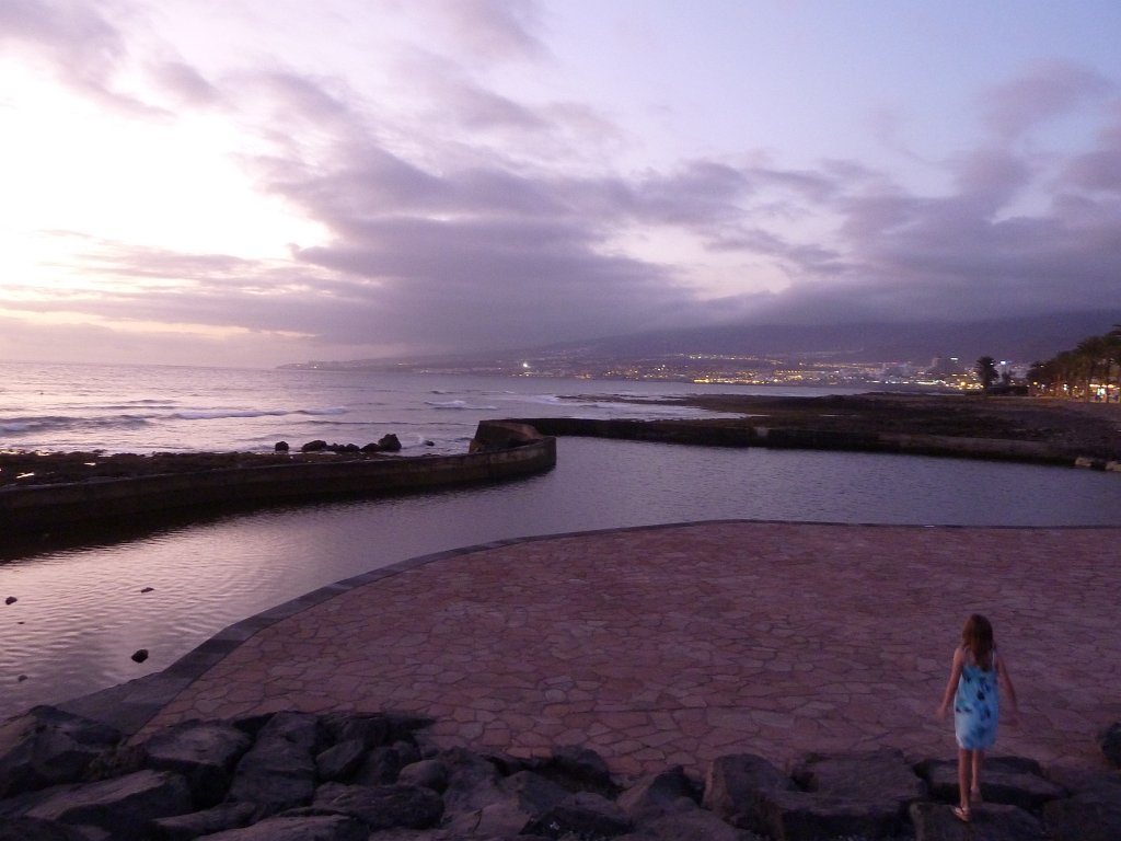 P1030907.JPG - Punta del Guincha enjoying sunset