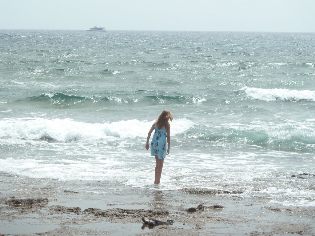 P1040476.JPG - The girl and the waves