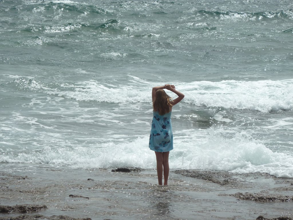 P1040477.JPG - The girl and the waves