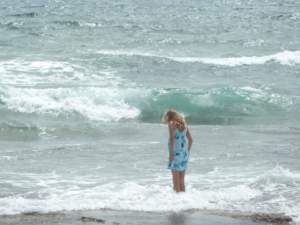 P1040479.JPG - The girl and the waves