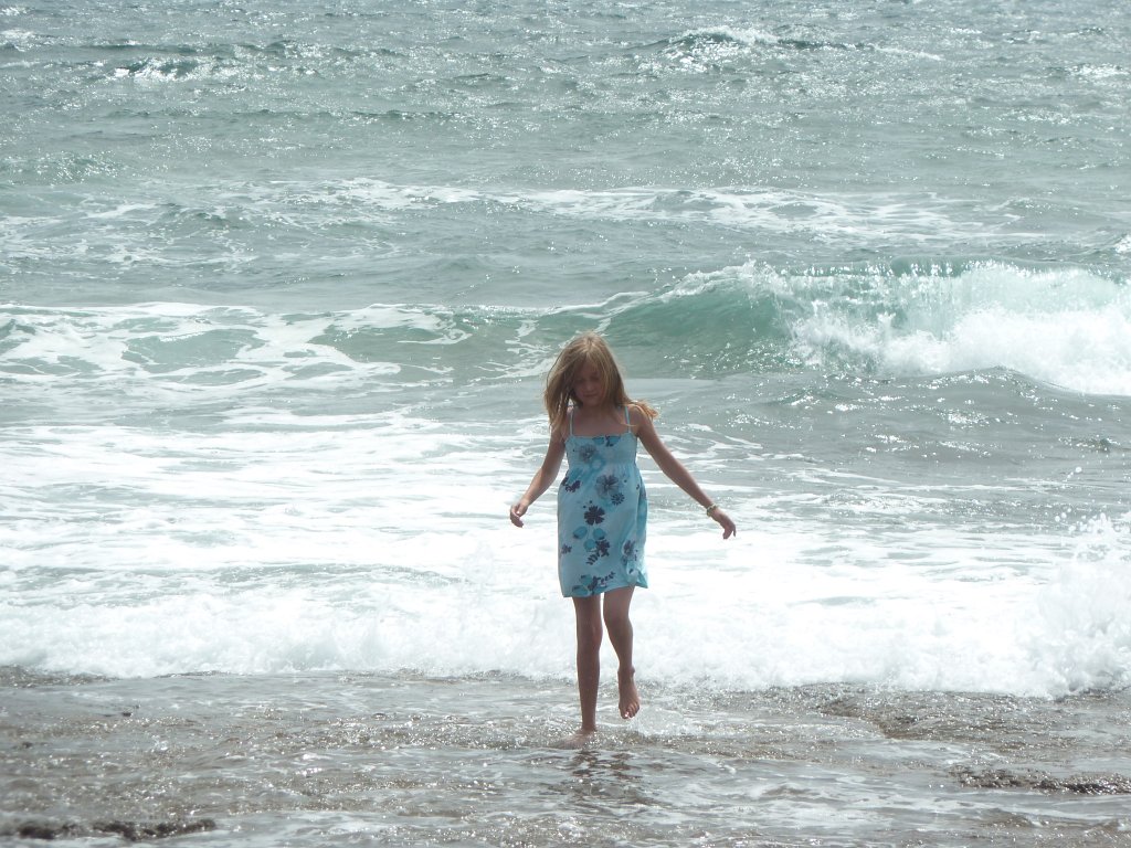 P1040480.JPG - The girl and the waves