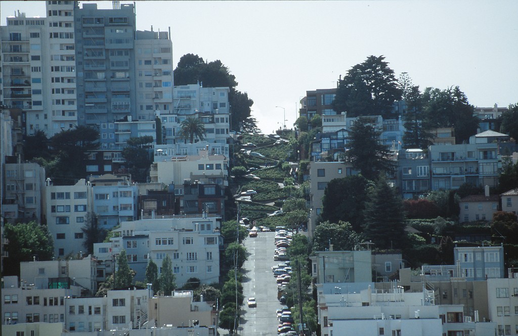 IMG_0124.jpg - Lombard Street http://en.wikipedia.org/wiki/Lombard_Street_(San_Francisco) 