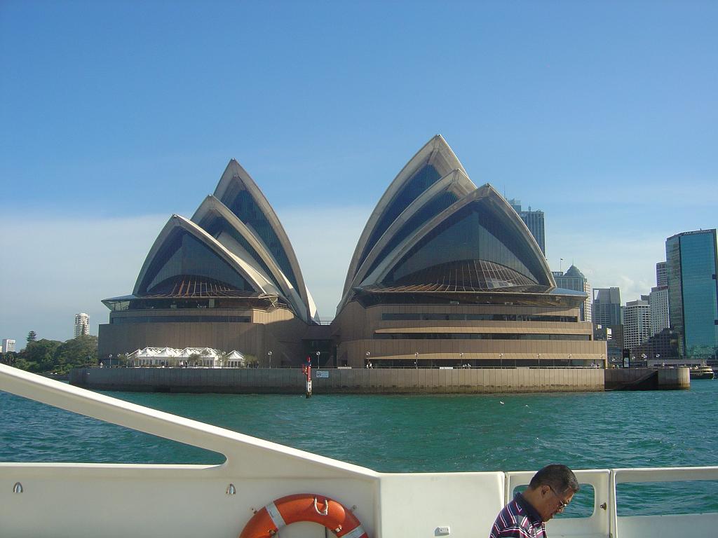 DSC02543.JPG - Sydney Opera House from the water side