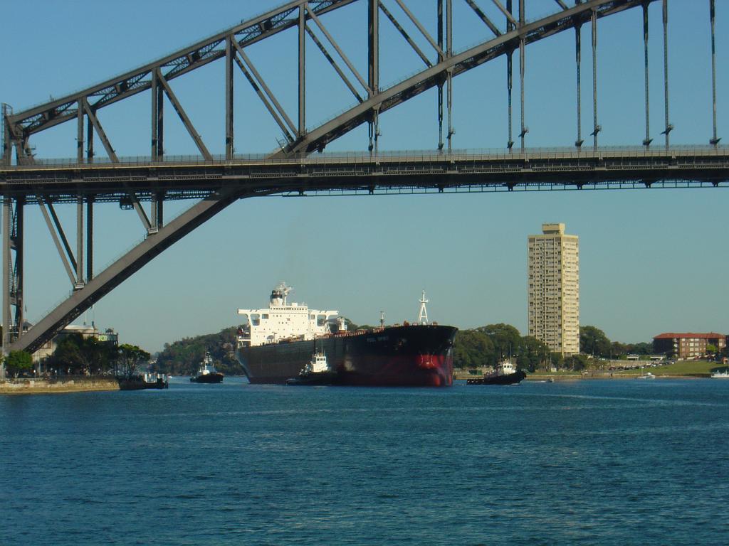 DSC02784.JPG - Ship Poul Spirit under Sydney Harbour Bridge