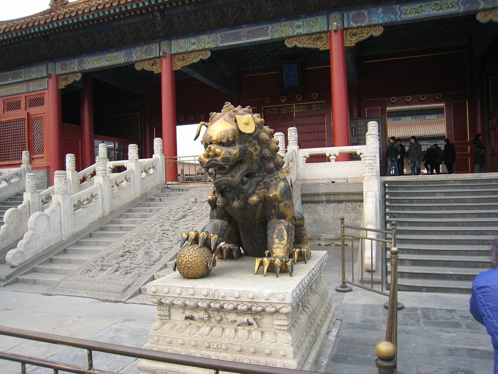 IMG_4809.JPG - Lion in front of the Palace of Tranquil Longevity