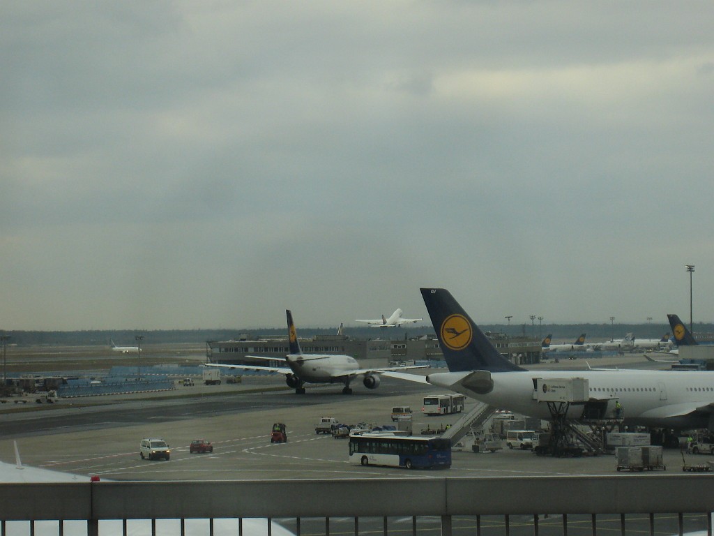 IMG_5015.JPG - Rhein-Main-Flughafen  http://en.wikipedia.org/wiki/Frankfurt_Airport 