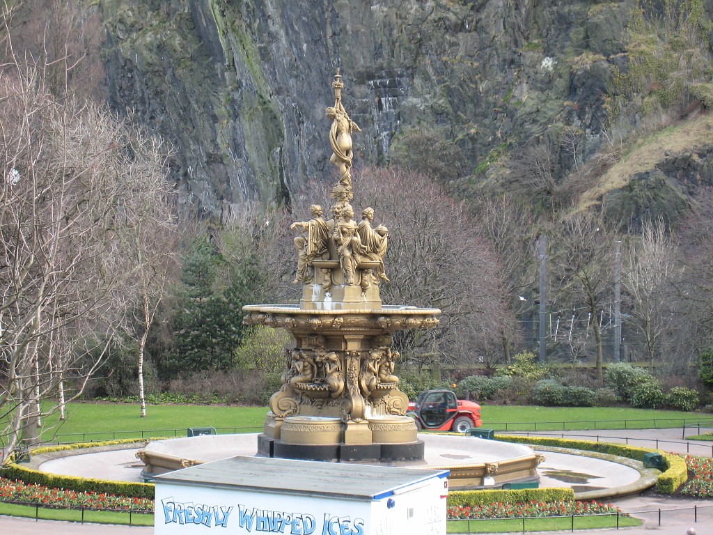 IMG_5033.JPG - Ross Fountain  http://en.wikipedia.org/wiki/Princes_Street_Gardens 