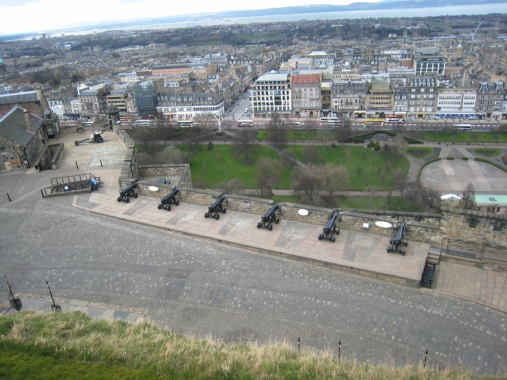 IMG_5142.JPG - Cannons and new city  http://en.wikipedia.org/wiki/Edinburgh 