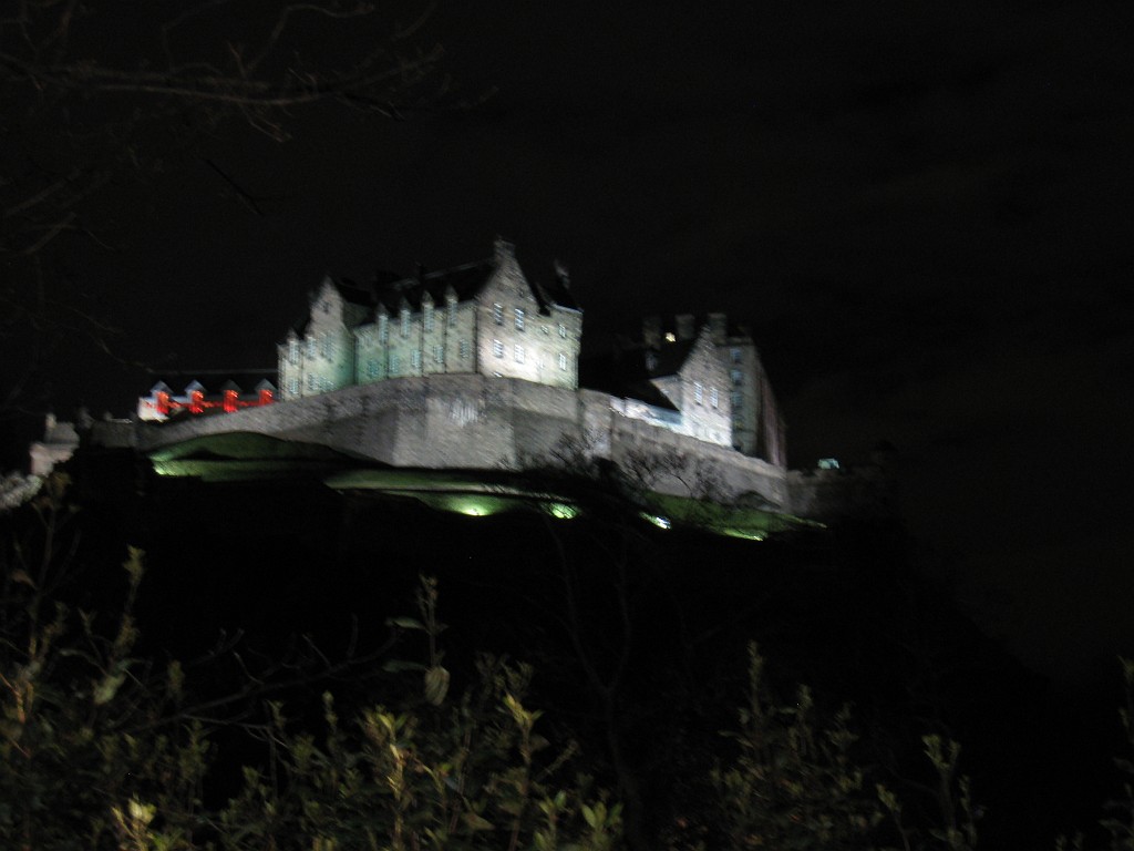 IMG_5212.JPG - Edinburgh Castle  http://en.wikipedia.org/wiki/Edinburgh_Castle  at night