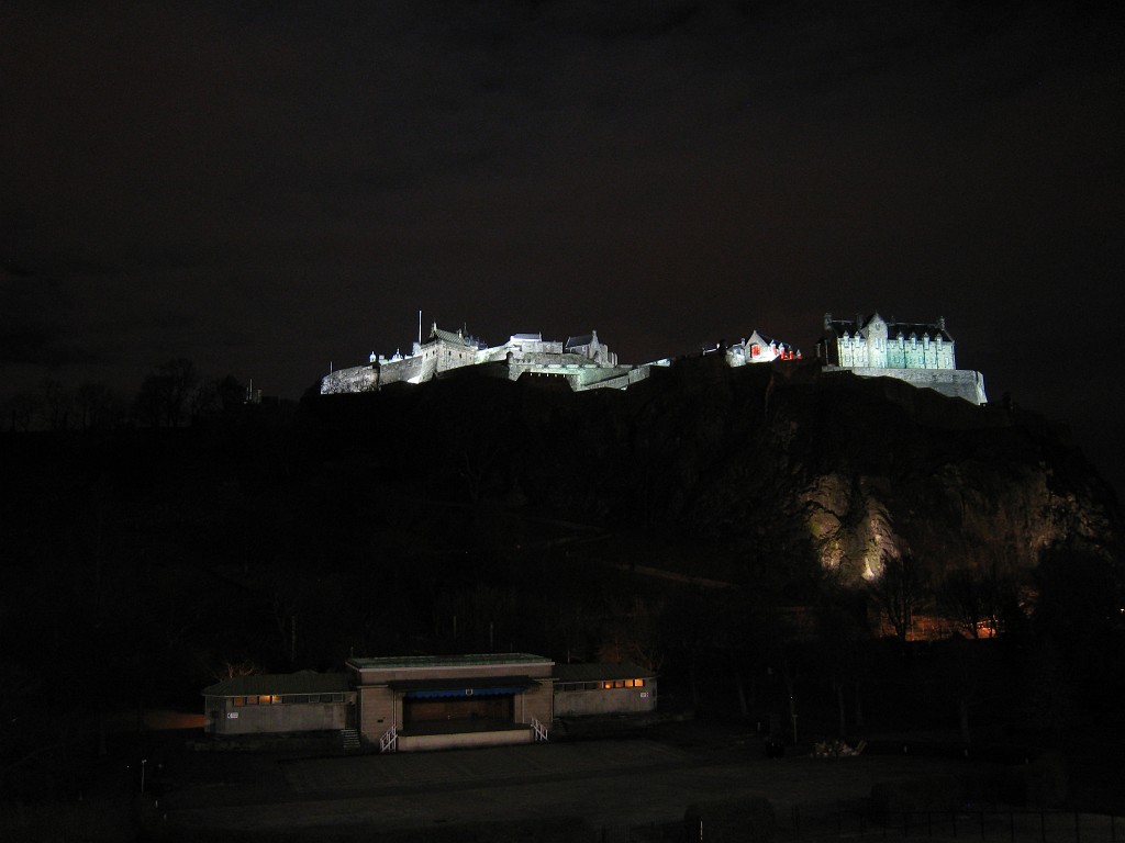 IMG_5216.JPG - Edinburgh Castle  http://en.wikipedia.org/wiki/Edinburgh_Castle  at night