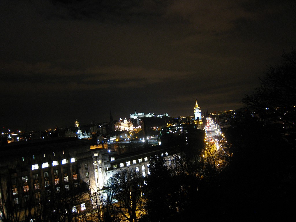 IMG_5232.JPG - Edinburgh  http://en.wikipedia.org/wiki/Edinburgh  at night