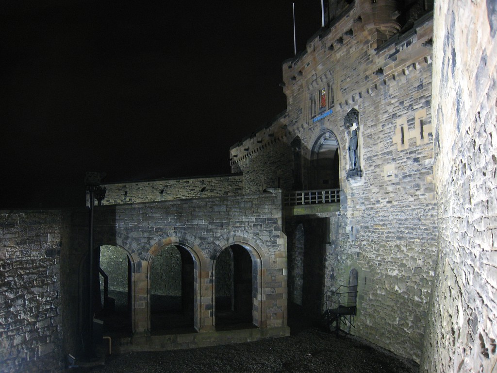 IMG_5252.JPG - Edinburgh Castle  http://en.wikipedia.org/wiki/Edinburgh_Castle  Gate at night