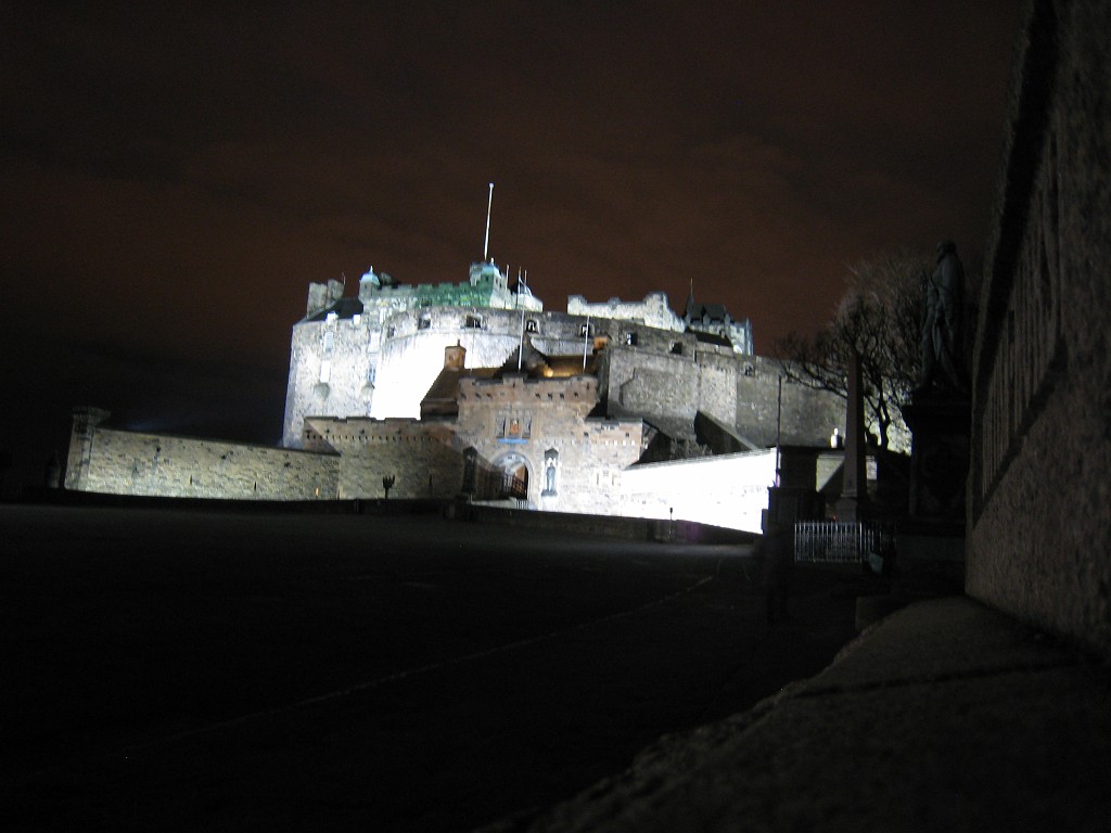 IMG_5253.JPG - Edinburgh Castle  http://en.wikipedia.org/wiki/Edinburgh_Castle  at night
