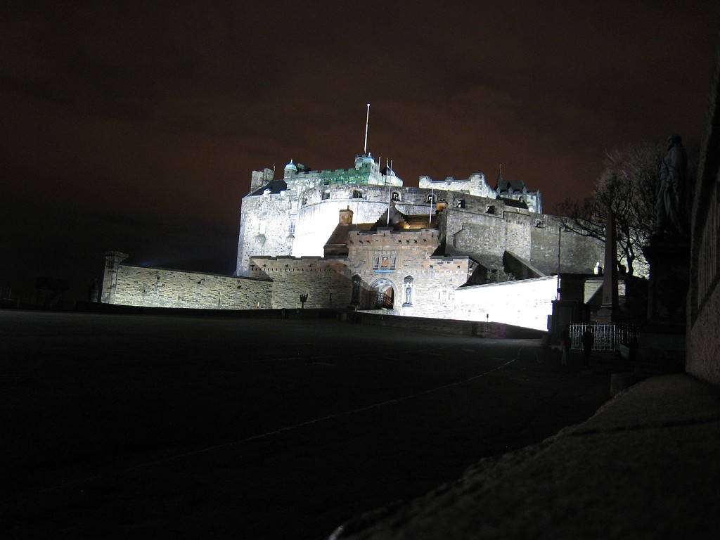IMG_5254.JPG - Edinburgh Castle  http://en.wikipedia.org/wiki/Edinburgh_Castle  at night