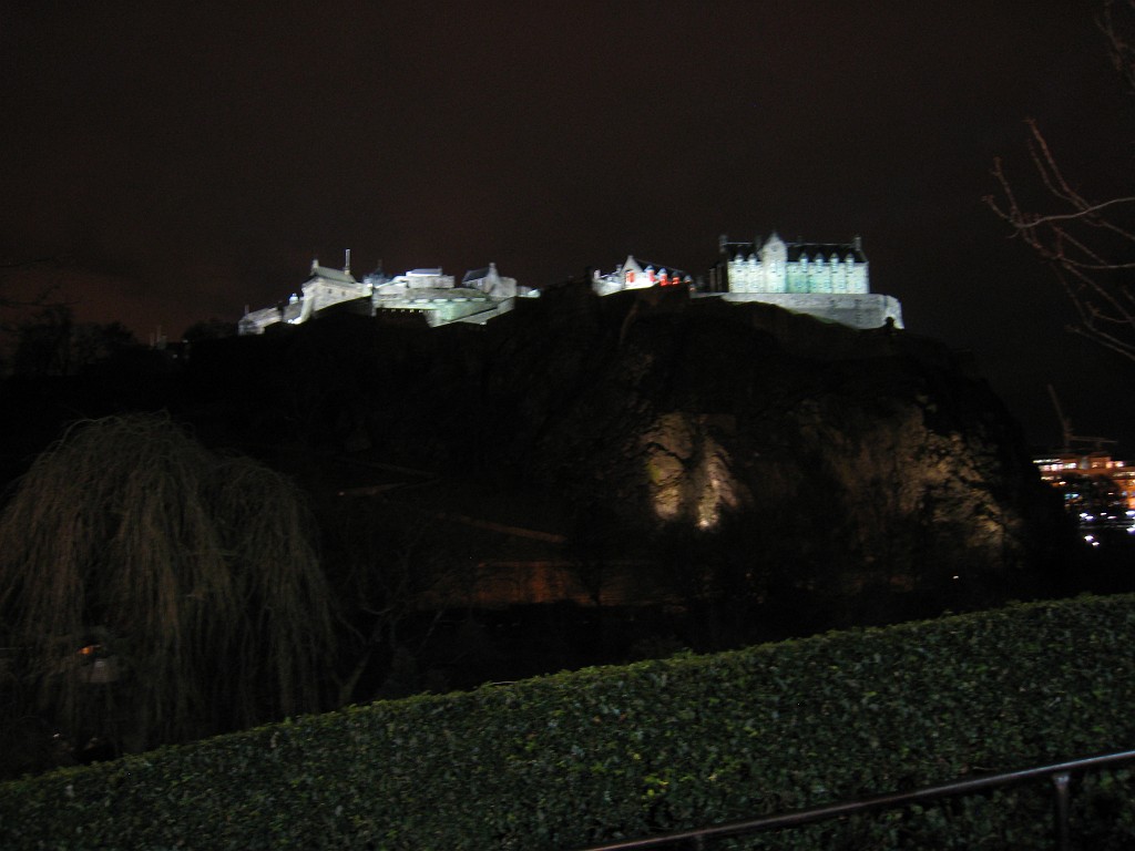 IMG_5257.JPG - Edinburgh Castle  http://en.wikipedia.org/wiki/Edinburgh_Castle  at night
