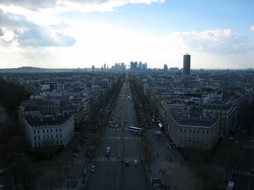 IMG_5492.JPG - On top of the Arc de Triomphe with view to La Défense ( http://en.wikipedia.org/wiki/La_D%C3%A9fense )