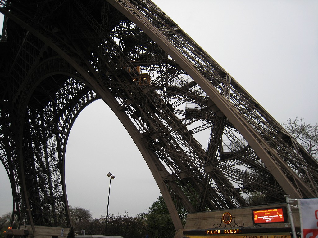 IMG_5880.JPG - Pilier Ouest of the Eiffel Tower ( http://en.wikipedia.org/wiki/Eiffel_Tower )