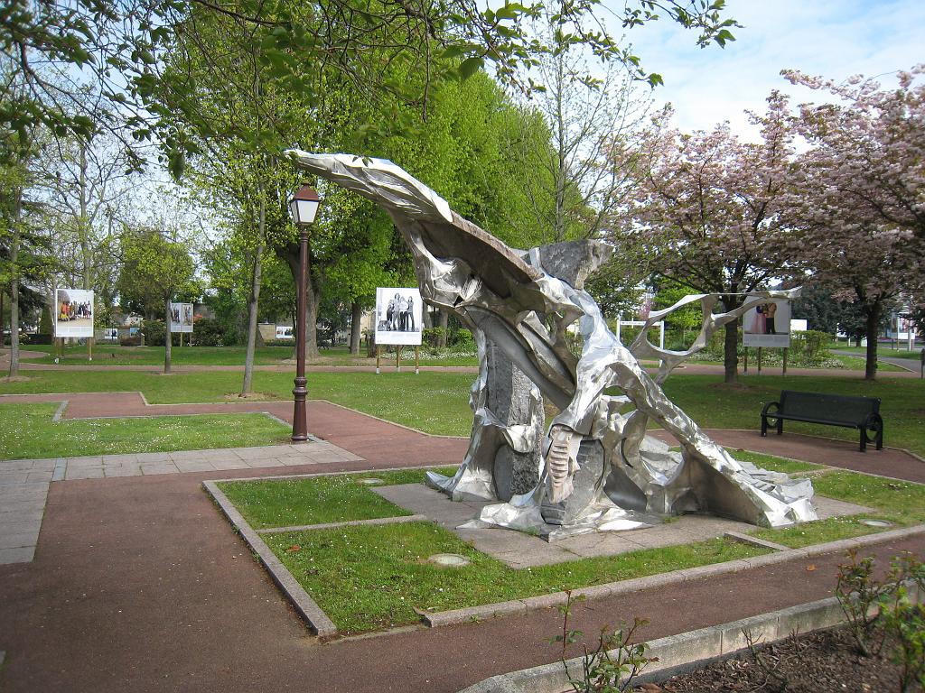 IMG_6089.JPG - Le "Métalithe" (parc de la mairie) à Roissy-en-France (Val-d'Oise), France