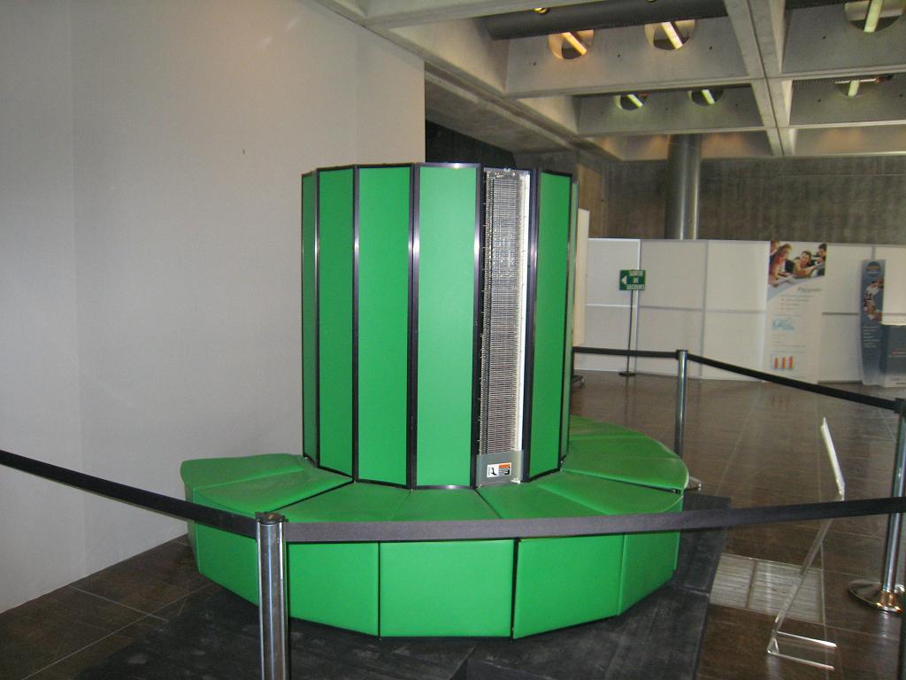 IMG_6598.JPG - Cray 1,  "Musée de l’Informatique"