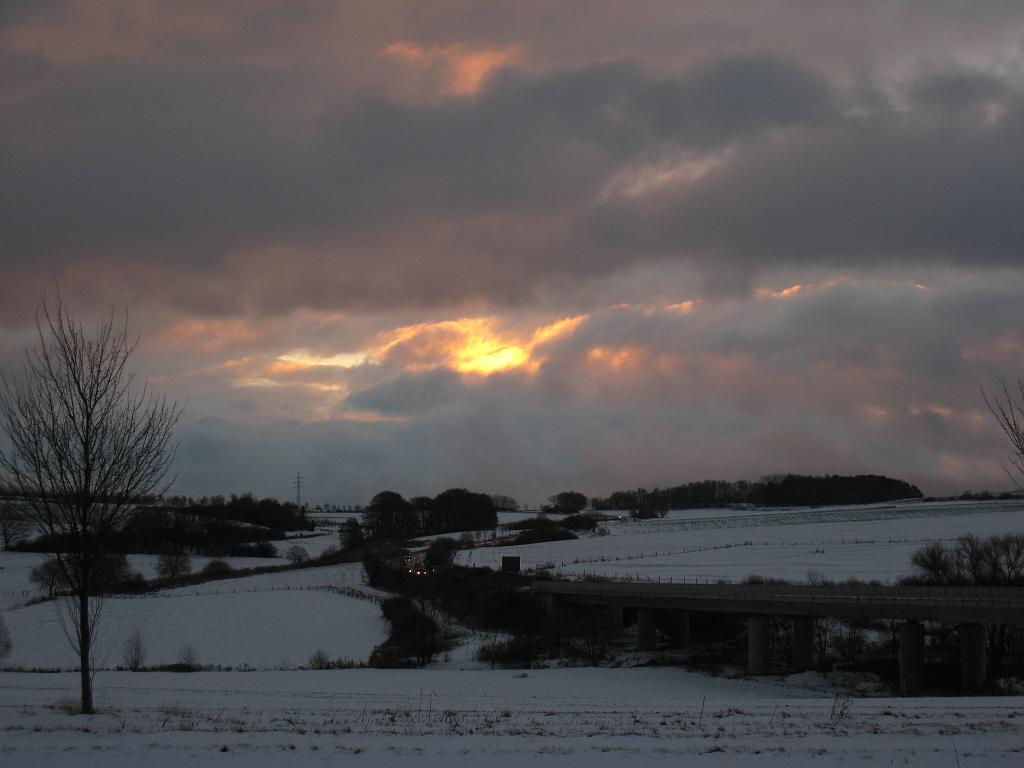 IMG_9935.JPG - Sun behind clouds in the morning, Heisterbachtalbrücke.