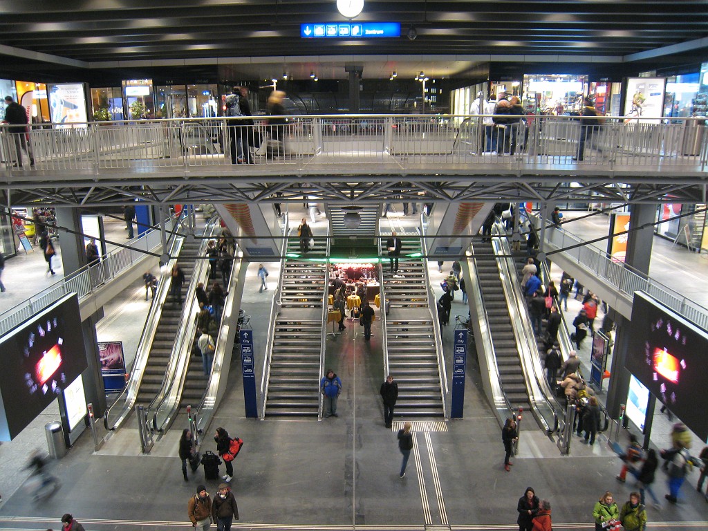 IMG_0210.JPG - Bahnhof ( http://en.wikipedia.org/wiki/Bern_Rail_Station ,  http://de.wikipedia.org/wiki/Bern_Hauptbahnhof )