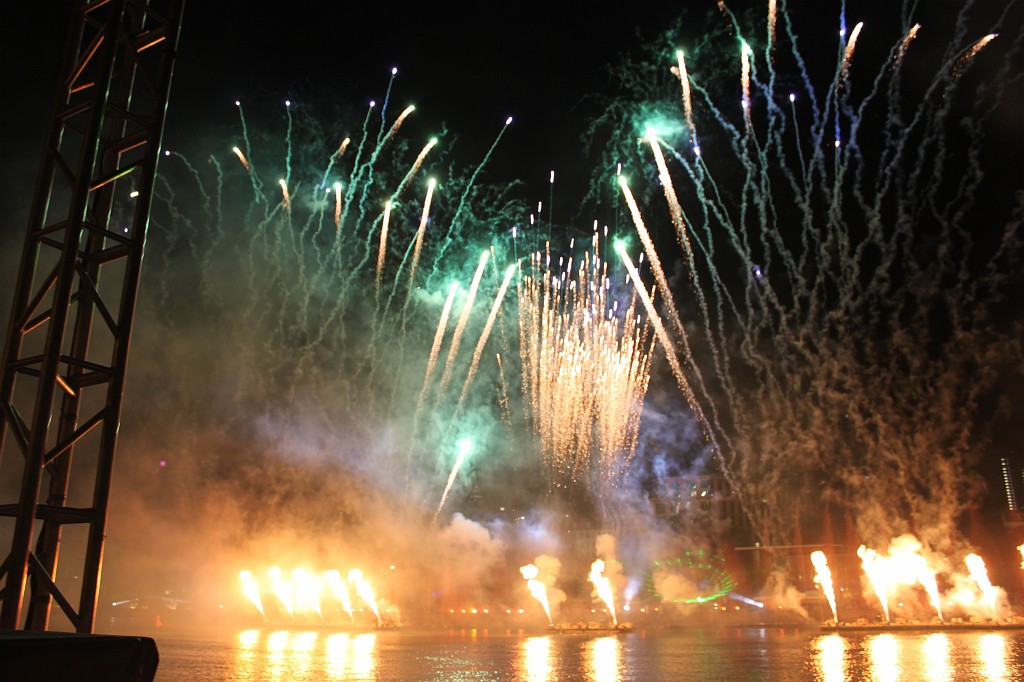 IMG_0377.JPG - Spectacular midnight firework, laser, fire and water show ending the "Deutsches Turnfest" 2009  http://de.wikipedia.org/wiki/Deutsches_Turnfest  in Frankfurt  http://en.wikipedia.org/wiki/Frankfurt_am_Main 