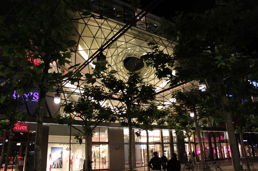 IMG_0388.JPG - "My Zeil" shopping center at night  http://www.myzeil.de/index.php?lang=en 