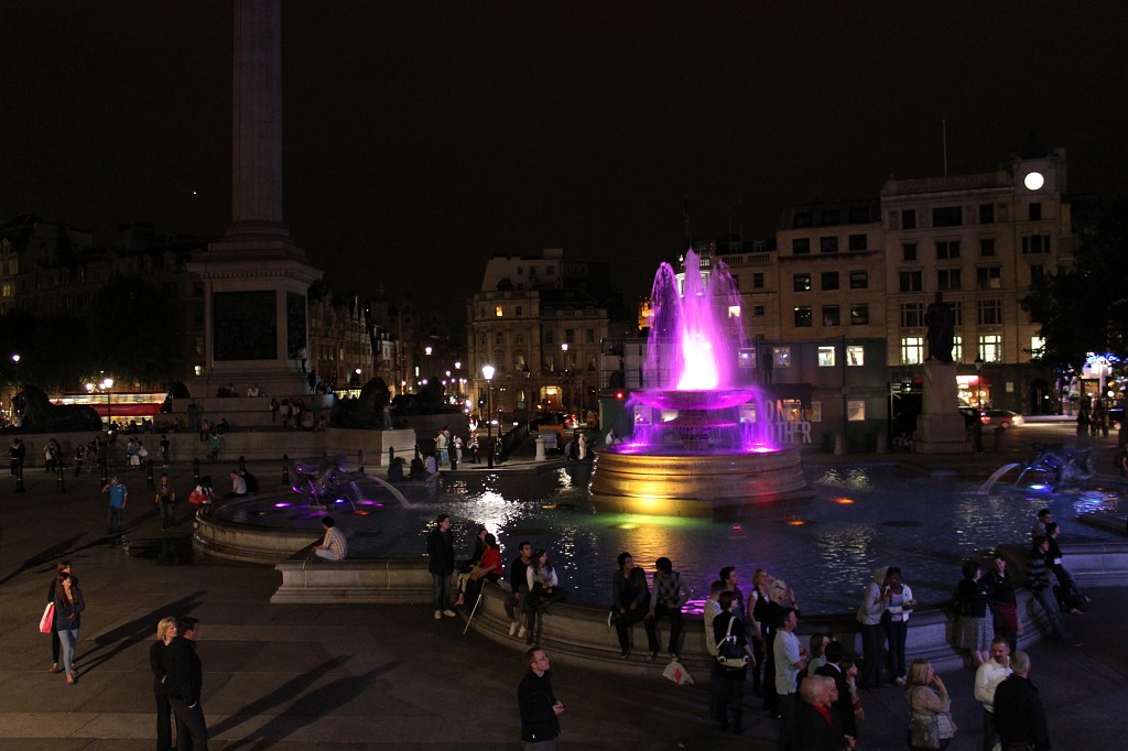 IMG_2444.JPG - Trafalgar square fountain at night  http://en.wikipedia.org/wiki/Trafalgar_Square 