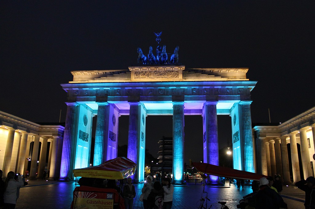 IMG_2947.JPG - Brandenburg Gate  http://en.wikipedia.org/wiki/Brandenburg_Gate  at night in blue light