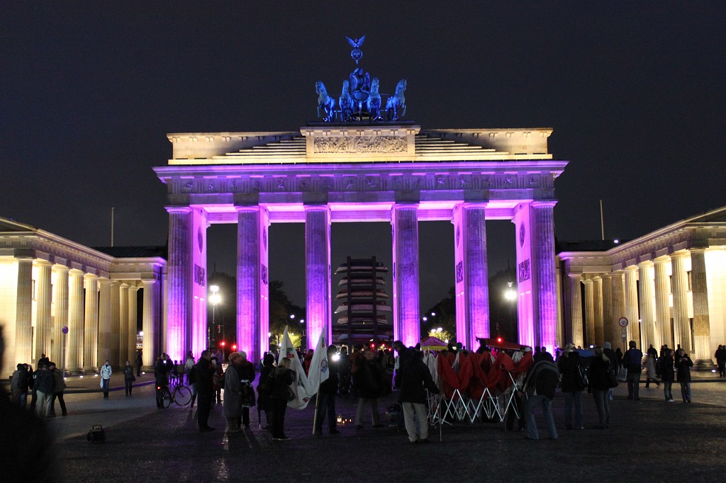 IMG_2948.JPG - Brandenburg Gate  http://en.wikipedia.org/wiki/Brandenburg_Gate  at night in purple light