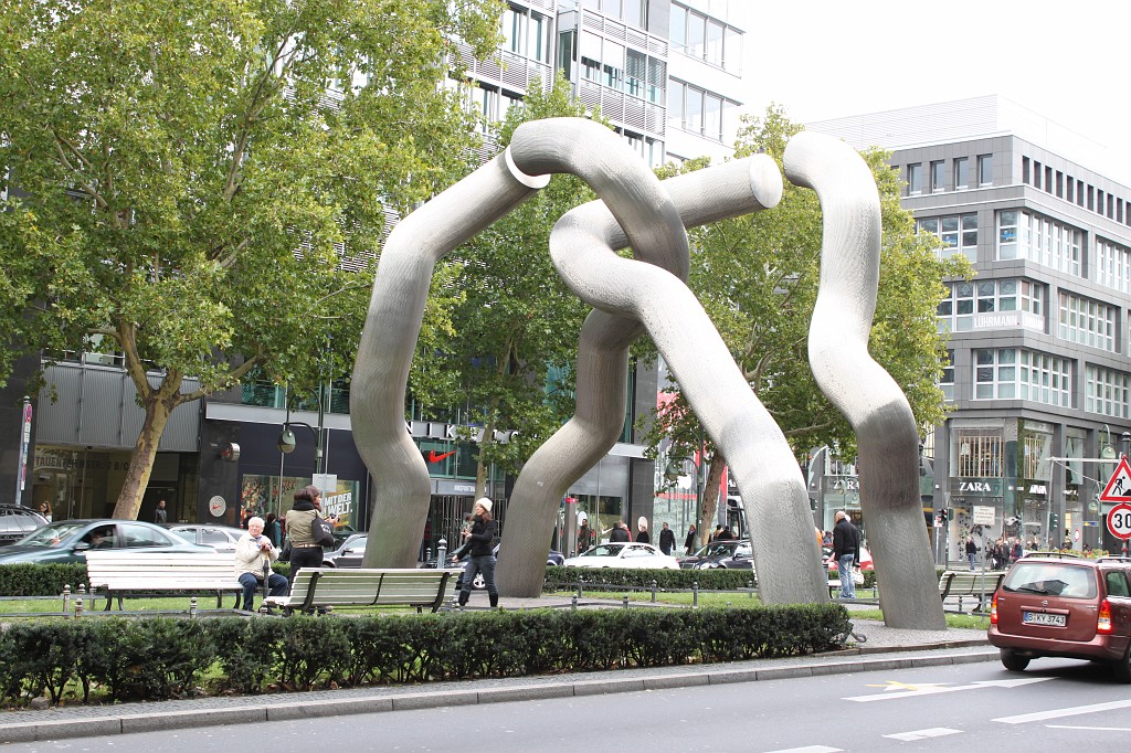 IMG_2997.JPG - Sculpture Berlin in Tauentzienstraï¿½e  http://en.wikipedia.org/wiki/Tauentzienstra%C3%9Fe 