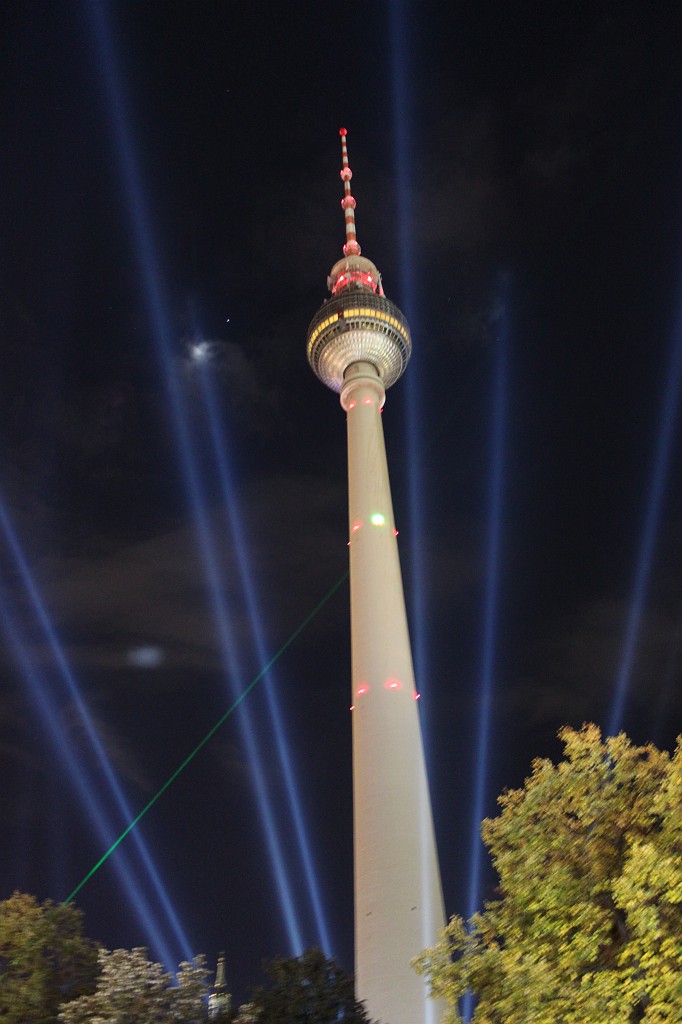 IMG_3147.JPG - Fernsehturm Berlin  http://en.wikipedia.org/wiki/Fernsehturm_Berlin  at night during the festival of lights