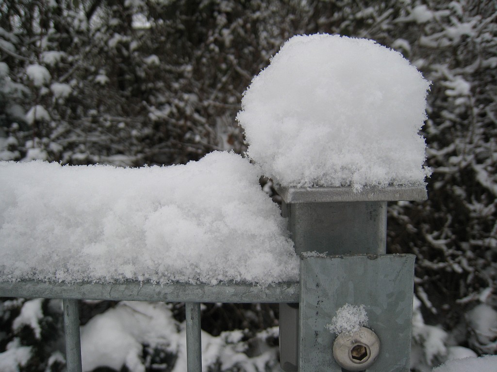 X_IMG_1932.JPG - Snow on top of a fence
