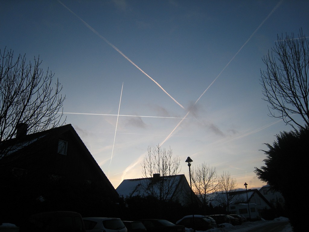 X_IMG_1996.JPG - Plane traces in the sky