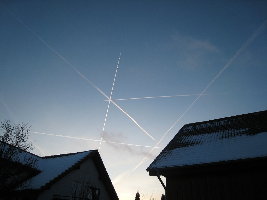 X_IMG_1998.JPG - Plane traces in the sky