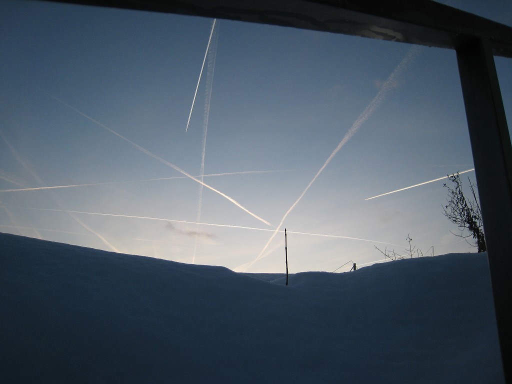 X_IMG_2001.JPG - Plane traces in the sky