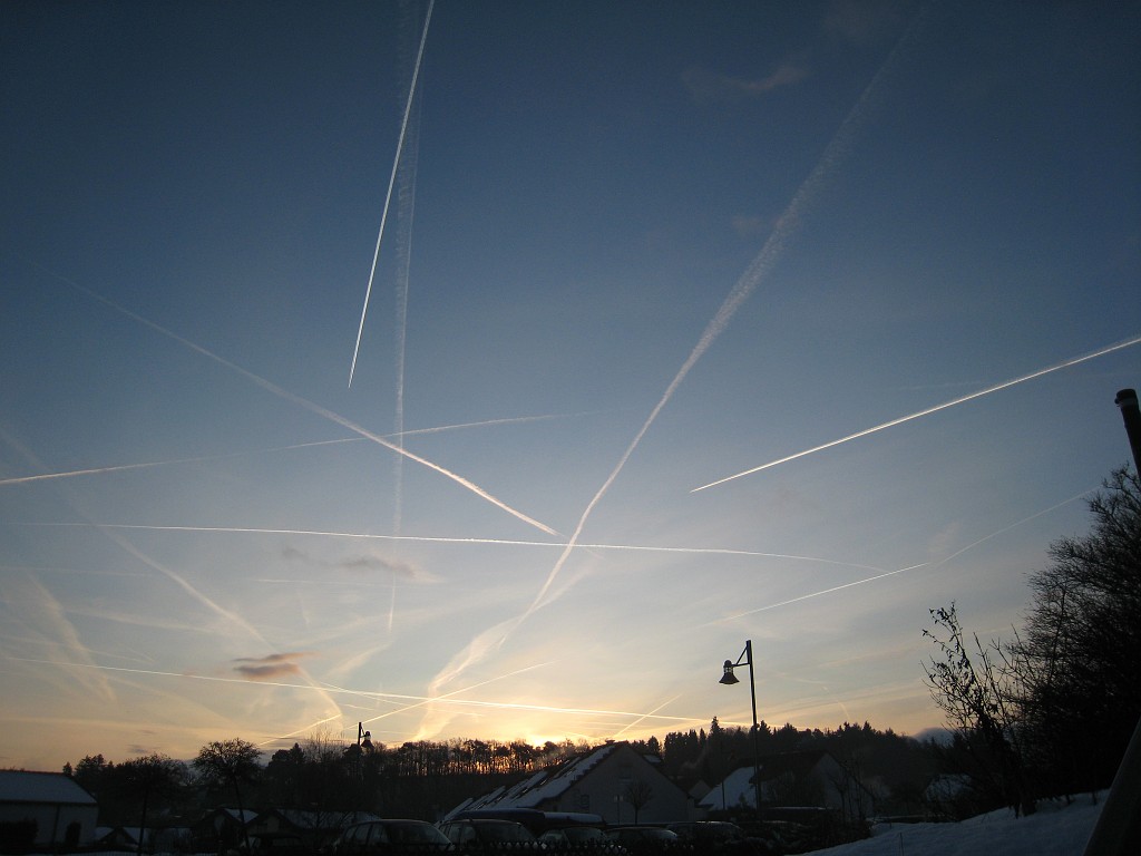 X_IMG_2002.JPG - Plane traces in the sky