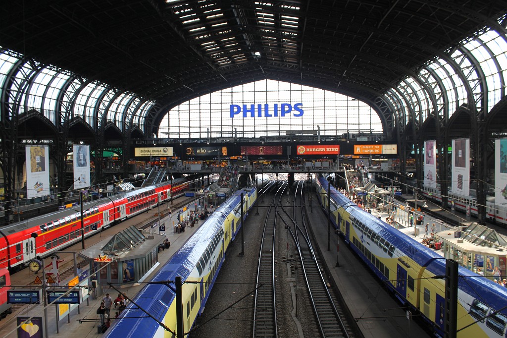 IMG_6563.JPG - Hamburg Central Station  http://en.wikipedia.org/wiki/Hamburg_Hauptbahnhof 