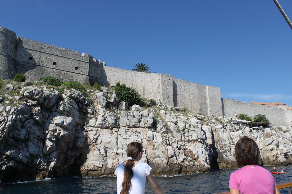 IMG_7305.JPG - Cruising along the walls of Dubrovnik