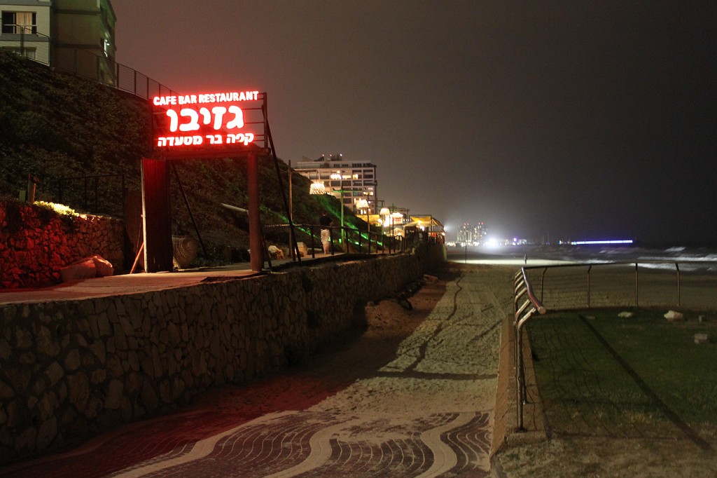 IMG_8203.JPG - Herzliya  http://en.wikipedia.org/wiki/Herzliya,_Israel  beach & bar at night
